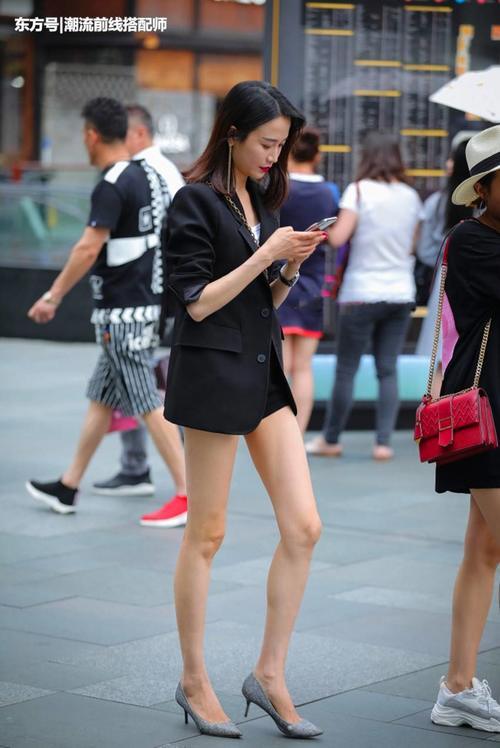 街拍：图2紧身裤美女尴尬了，显胯宽！图4印花裙美女秀长腿