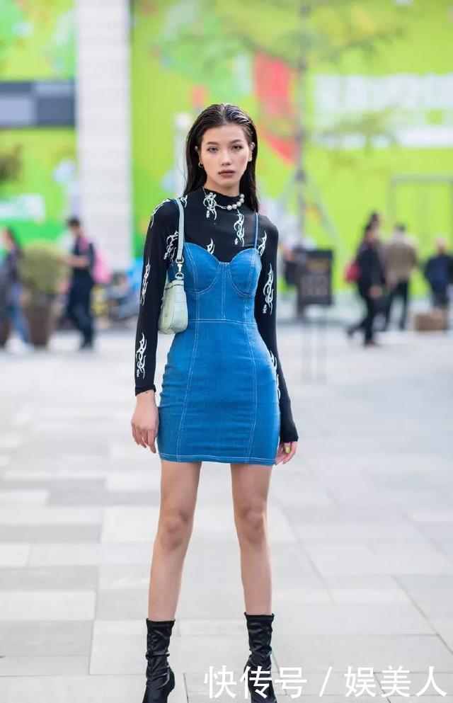  「美女」美女短裙搭配一双米白色的高跟靴子，让整体的感觉十分的协调