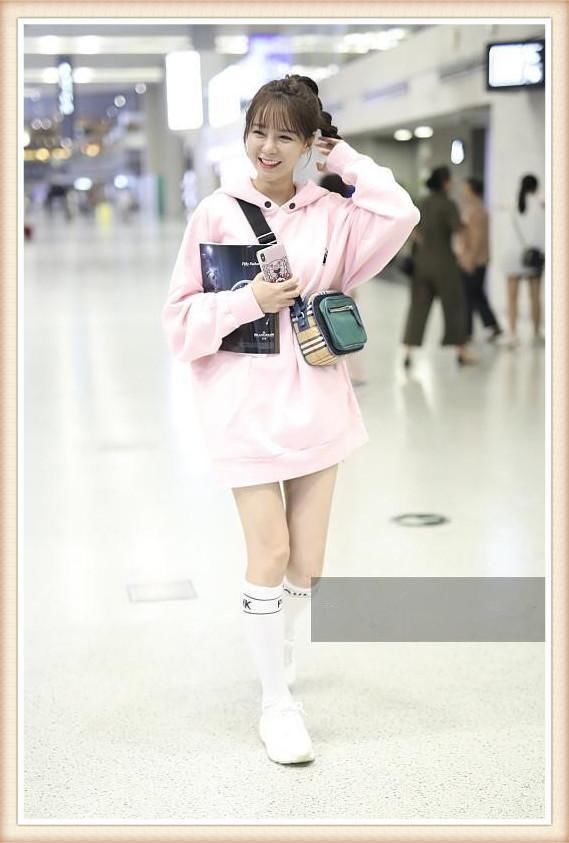 本以为23岁徐璐穿粉色卫衣够嫩了，可看到29岁沈梦辰，我沉默了!