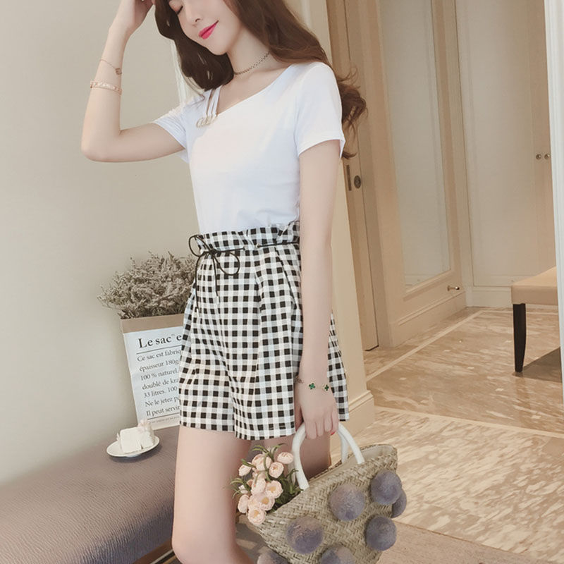 听说今年的T恤+短裤，特美，能把连衣裙比下去，看了之后我信了