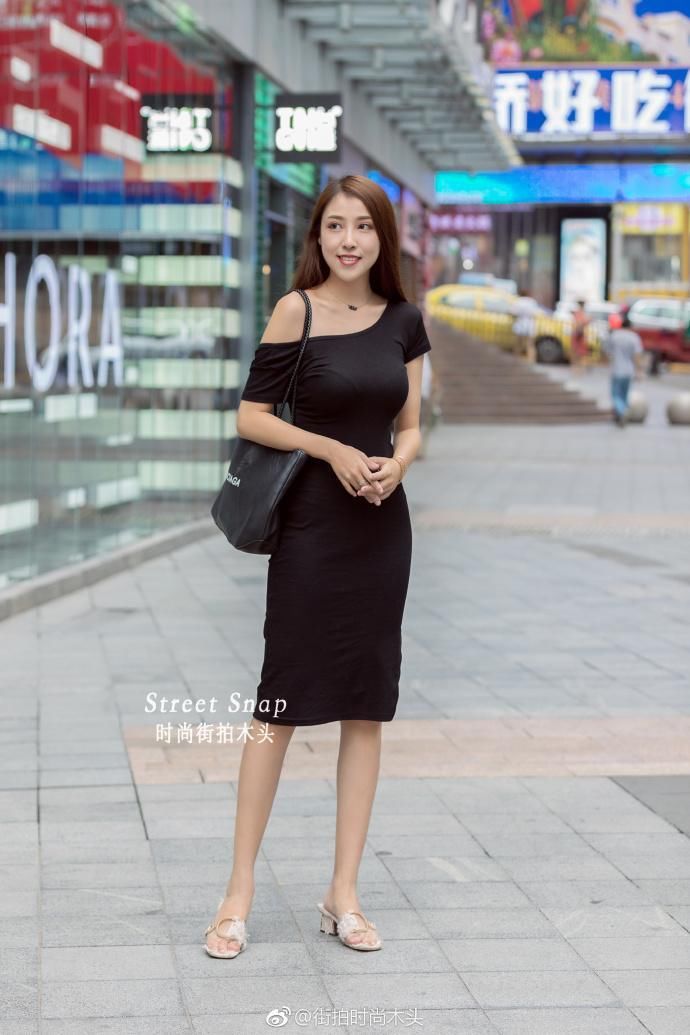 街拍:千万人中，遇见一枚散发着成熟女性魅力的姑娘，要表白啦