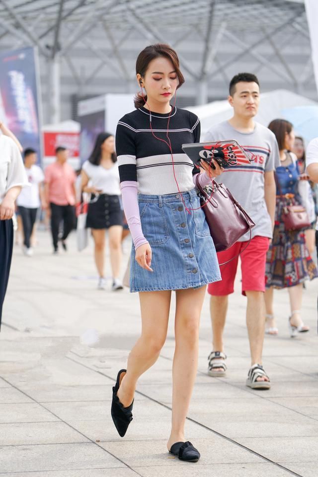 街拍女孩:优雅秀丽白皙肌肤,真是美腿女神!