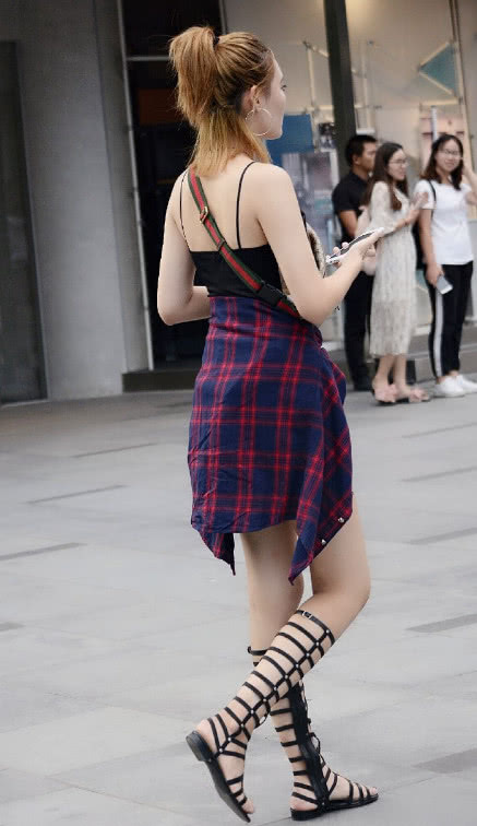 霸气小姐姐黑色嘴唇青色妆容，搭配黑网鞋，惊的路人一步一回头