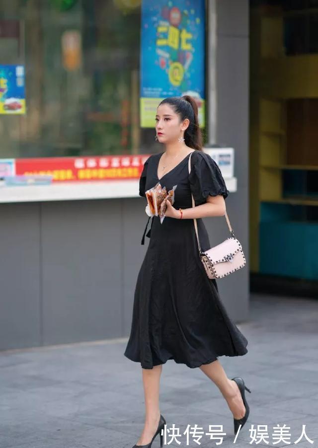  #美女#白色的尖头高跟鞋充满了清新与靓丽，同时让美女看起来更加的唯美