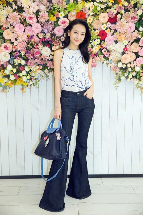 王鸥也太会玩了！全身仅靠一件小背心遮住重点，一般人还真挂不住