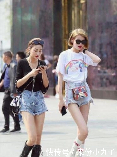『 轻松』两位时尚的小姐姐，简单的穿搭秀出白皙长腿，轻松吸睛，街拍