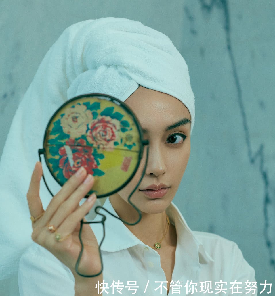 Baby寸头大片凸显精致五官 营造复古港风气场十足