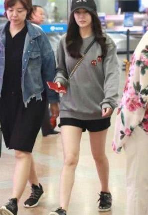 20岁关晓彤秀腿,26岁热巴秀腿,网友:鹿晗眼光果然没毛病!