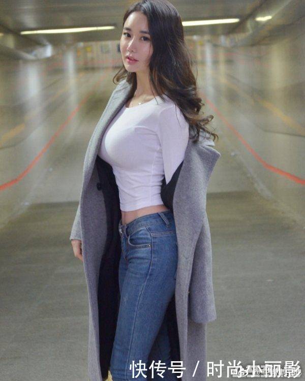 时尚街拍：紧身牛仔裤凸显小姐姐曲线身材, 清新知性而优雅