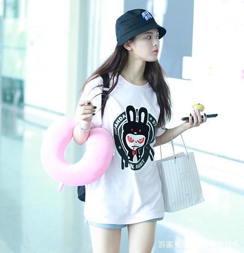 杨超越简直了!穿超短裤就出门，网友:看你打底裤都露出来了