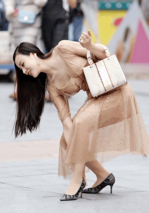 街拍：小姐姐匀称有致的身材有型又非常漂亮，看着很有风情！