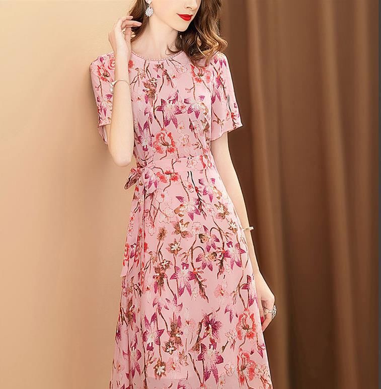 好迷人!老婆穿上这印花裙，美若天仙，显白显嫩美炸天，让人心醉