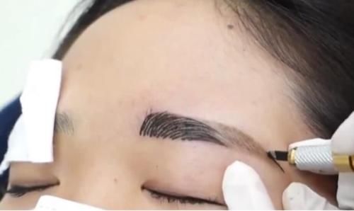 女生■为什么不建议女生纹眉毛?听完内行人的分析,我打消了纹眉的念头