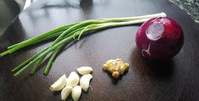  「家常菜」砂锅里倒进10块钱粉肠、原来这么好吃、家常菜做法、超简单