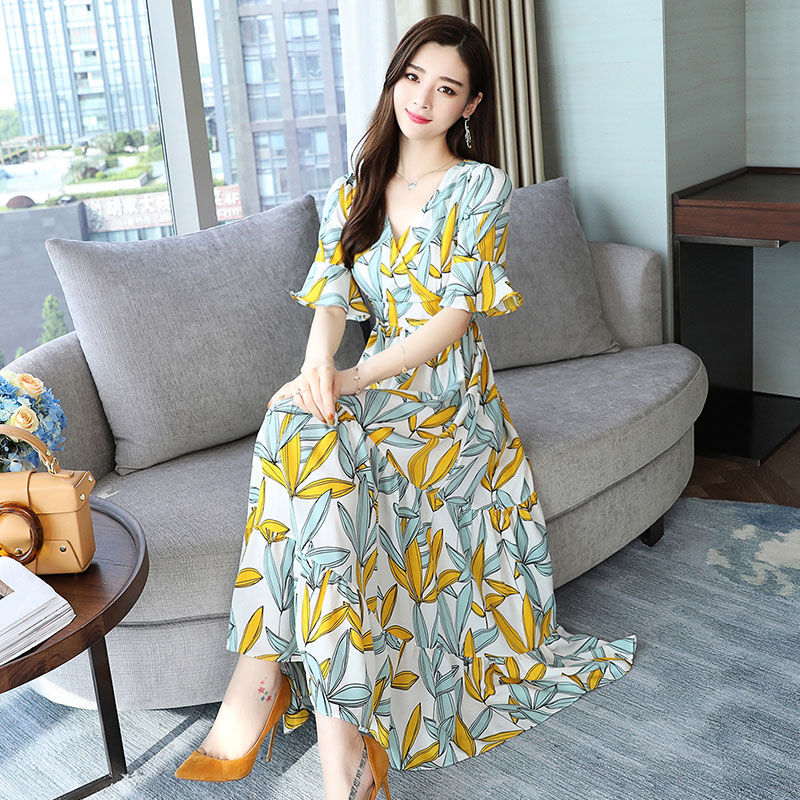 布料越少女人就越爱穿，这种连衣裙简直就是女人的天敌