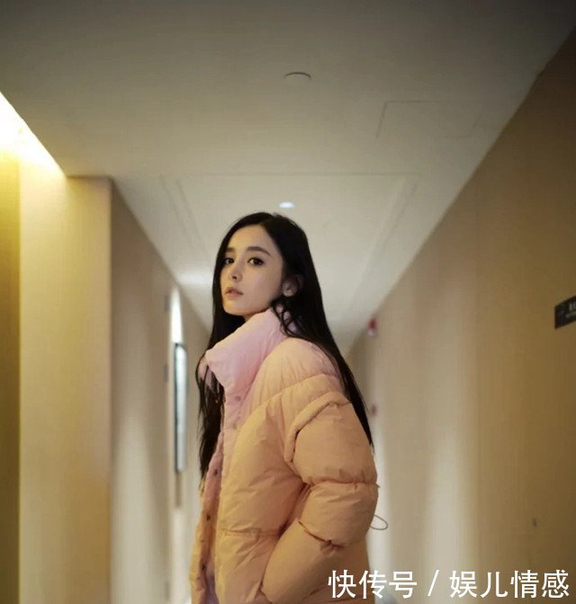 20岁关晓彤与25岁古力娜扎，同穿粉色棉服，差距岂止一个5岁