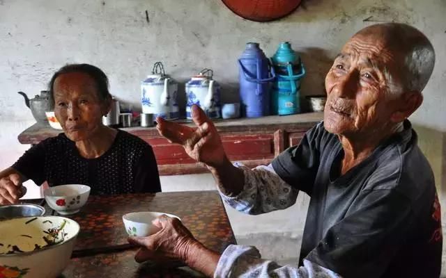 农村俗语“富不住大屋，穷不行远路”，后一句却少有人知