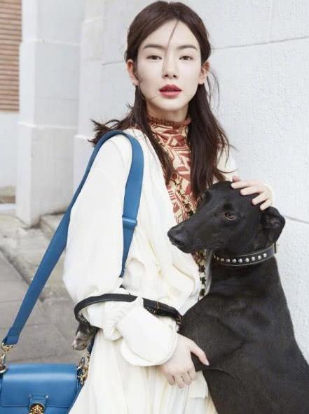 戚薇一改浓妆艳抹形象清新裸妆亮相，有超模脸的气场！