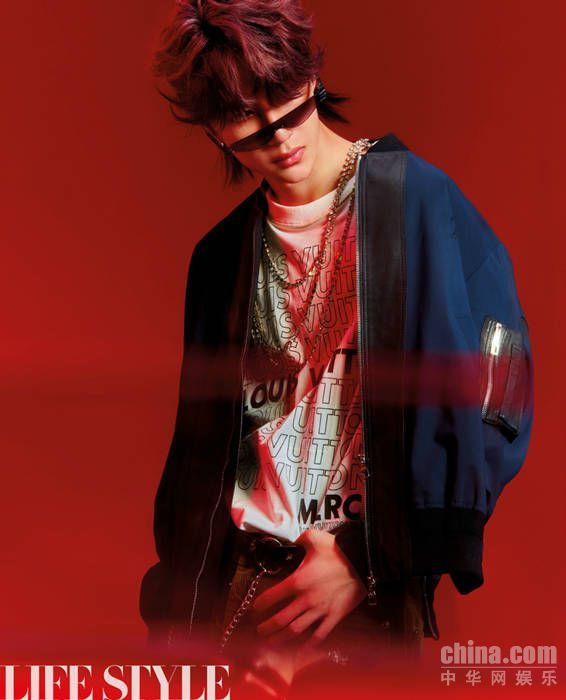 王一博登时尚杂志封面 红光氤氲里尽展偶像型格