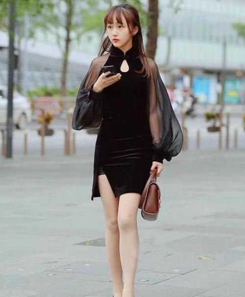  『气质』养眼女神街拍：楚楚动人的小姐姐，一条黑色的连衣裙，优雅唯美气质