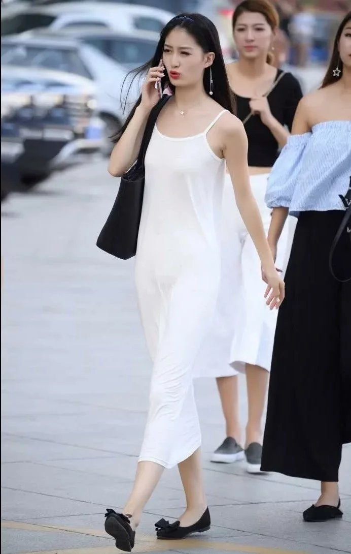 气质小姐姐白色吊带长裙甜美可爱，感觉就好像坠入人间的天使一般