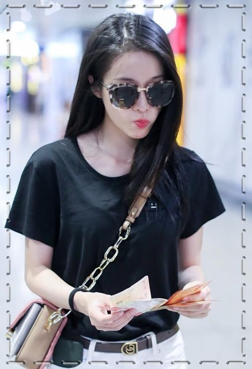 同穿白色长裤:178刘雯竟输165张雪迎?网友:看脚下鞋子我懂了!