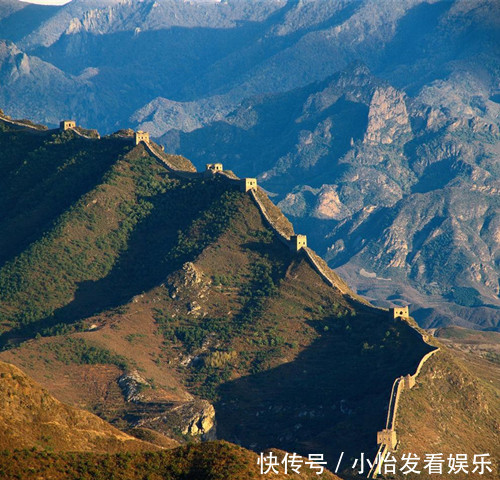 世界上最“怪异”的房子，建于山顶的两块巨石之中，你敢去住吗