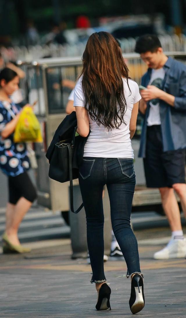  [白领]街拍：夏日炎炎,人来人往,街拍白衣+牛仔裤的白领