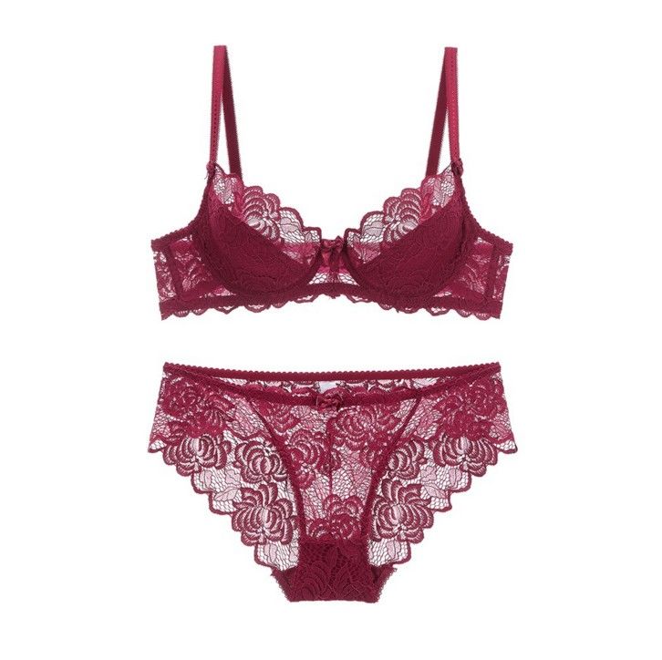 薄款文胸和性感丁字裤展现挺拔和翘臀的美，搭配旗袍更是妙不可言