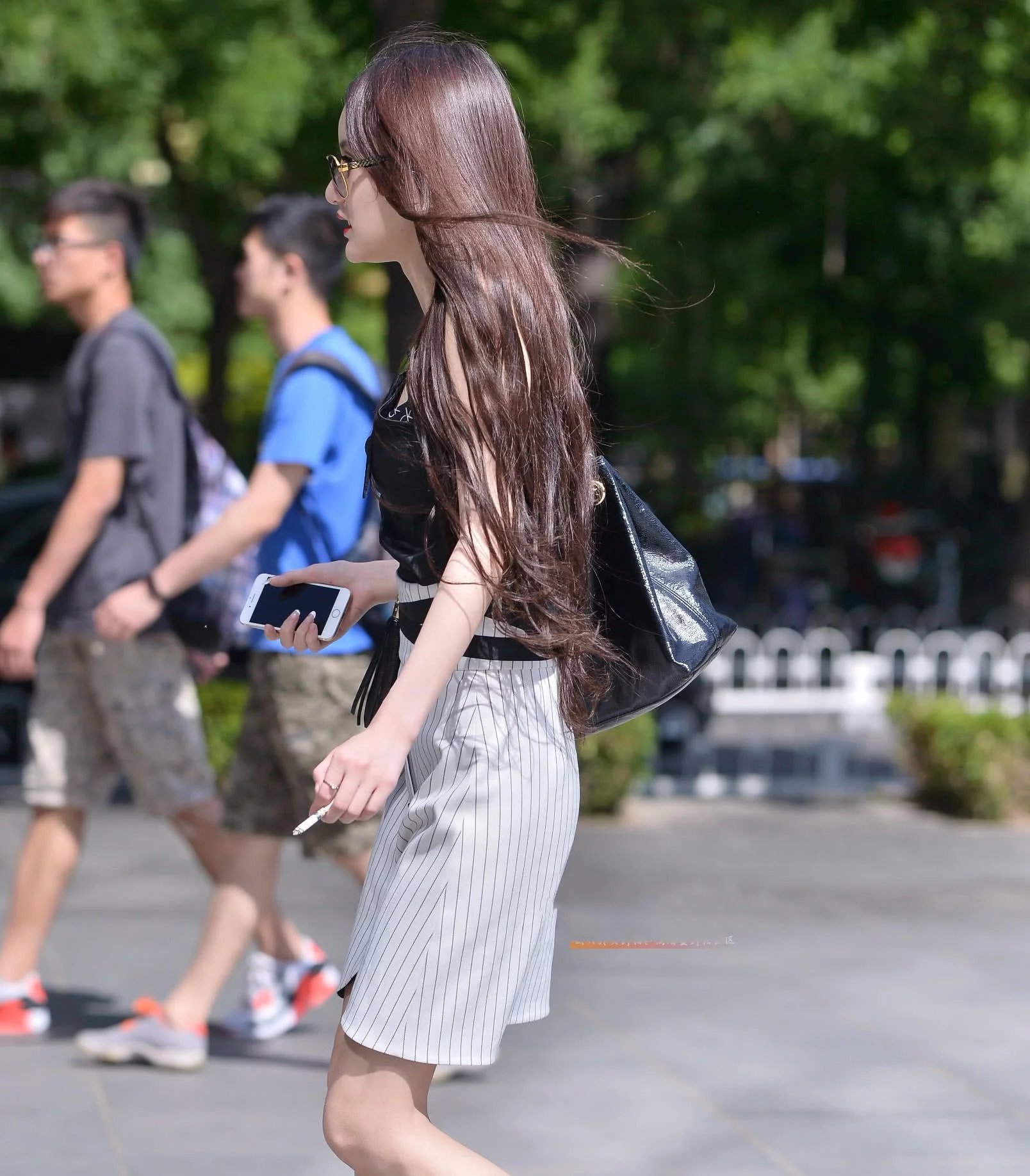 气质小姐姐身材深V体恤搭配短裙，大秀丰满的上围十分性感，吸睛