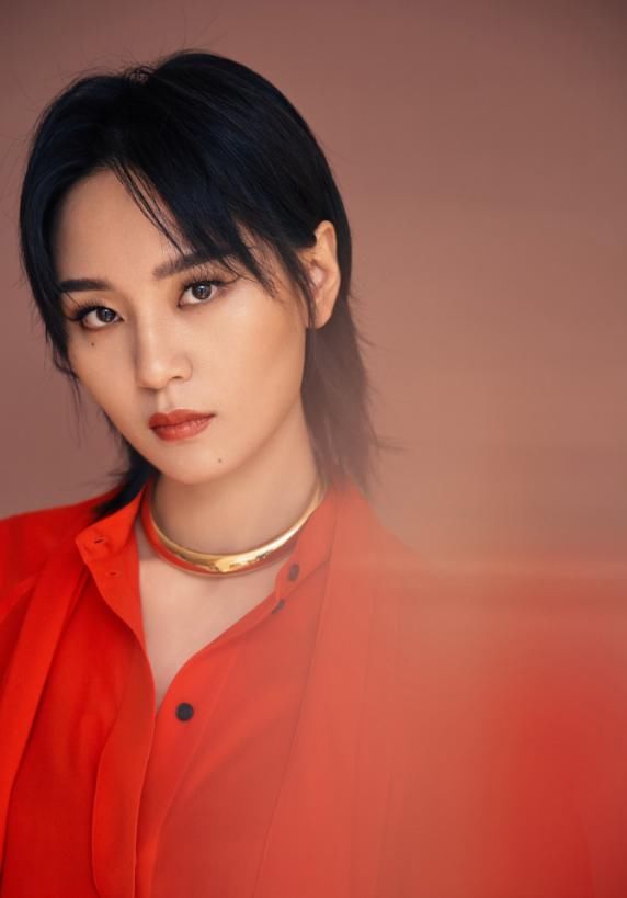  #看上去更加#周笔畅小个子穿搭教科书，一袭红色衬衫配黑色直筒裤，显高又显瘦