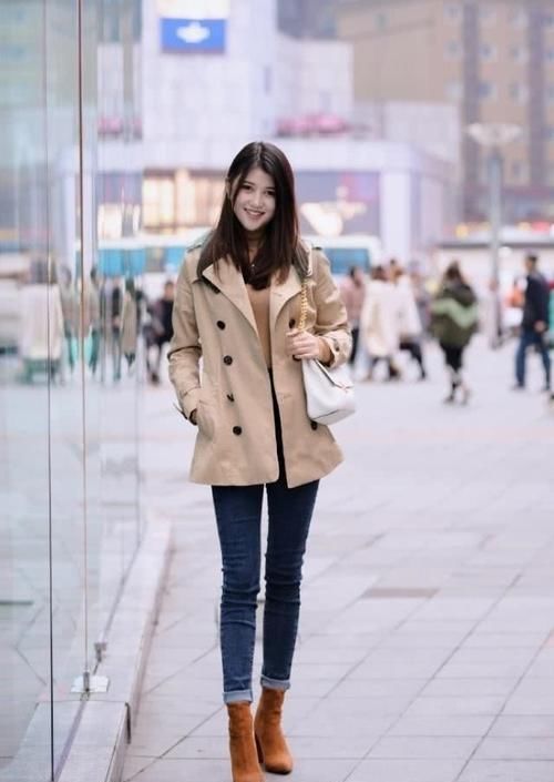 #服饰#路人街拍,小姐姐牛仔裤搭配卡其色休闲衫,美得格外出众