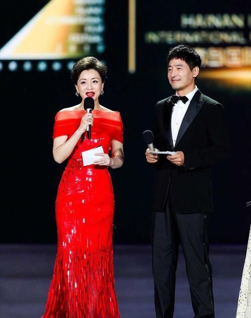  『凹凸』杨澜不老女神，穿浅蓝色连衣裙走红毯身材凹凸有致，依然年轻貌美