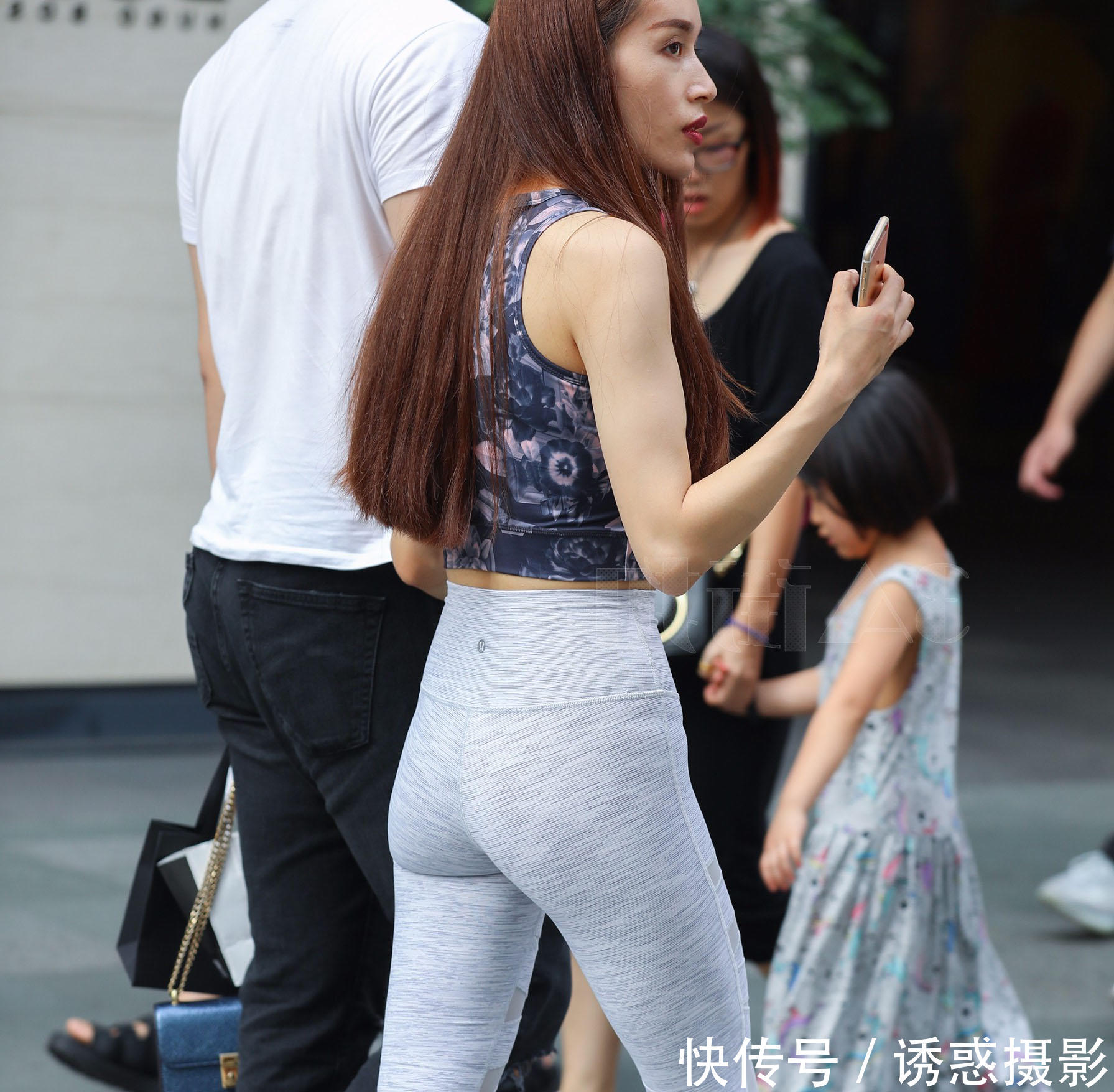 熟女小姐姐紧身背心勾勒丰满上围,答应买包的老公,在街头公然秀