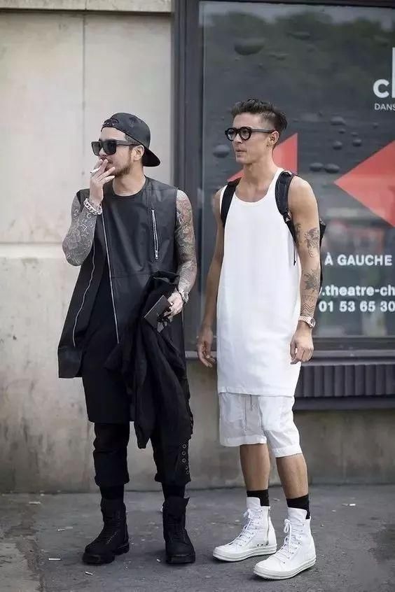 为什么女生穿背心很性感，男生穿就像老大爷!