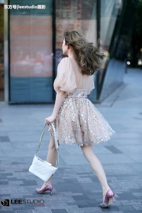 姑娘穿了一条很飘逸的裙子，是不是看着很有“仙气”啊