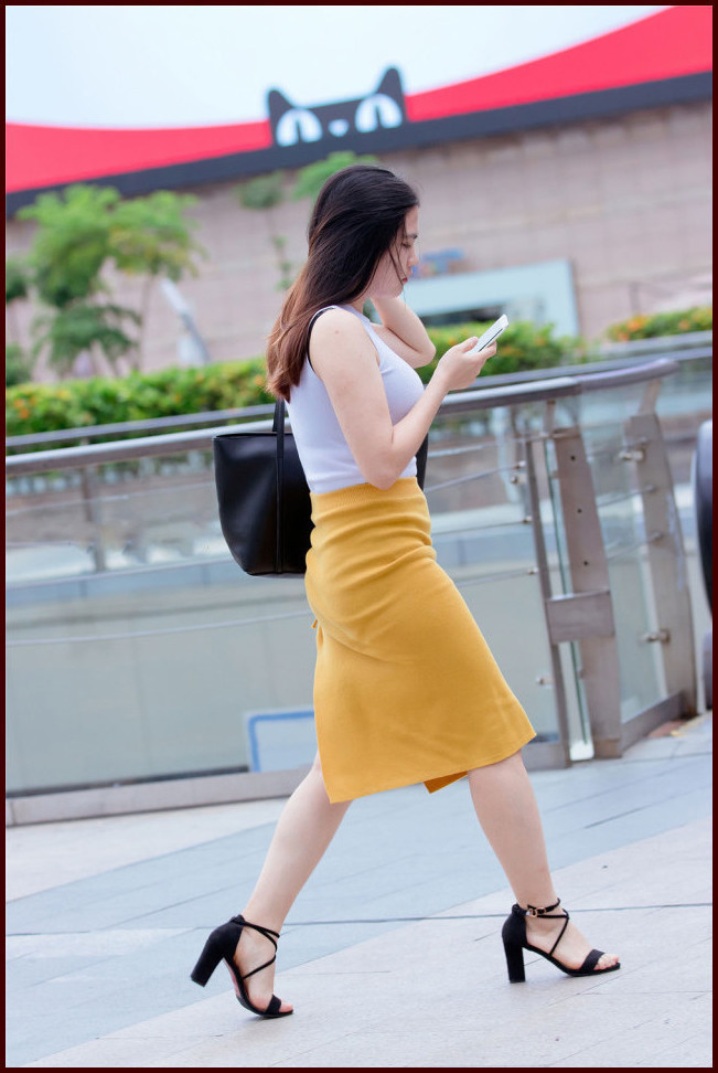 街拍：淡雅脱俗秀美腿的小姐姐，身材曲线都修饰的非常性感！