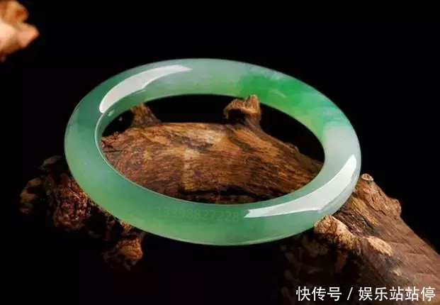 朋友圈疯传3000万元满绿手镯摔碎事件，网友质疑真实还是炒作…