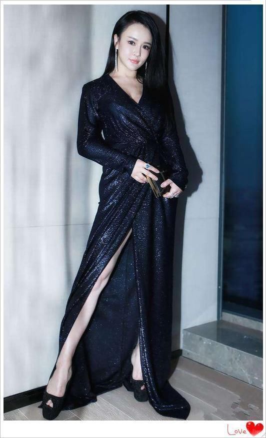 冉莹颖太敢了，包裙划条长缝就穿上身，网友：真怕一不小心撑裂了