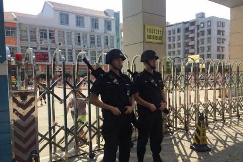 警察配备冷兵器巡逻，“大宝剑”也成了执法利器，实在太拉风了！