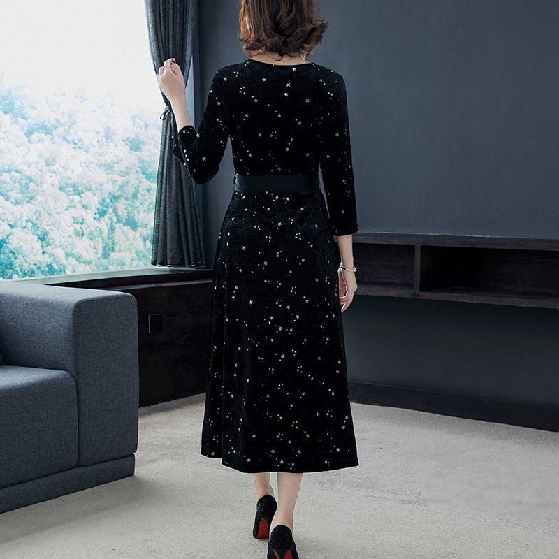 我51岁了，今秋特爱穿这款高贵秋裙，时髦又不失高贵，当真美