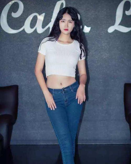 街拍: 简约的紧身T, 打造出身材完美的女人！