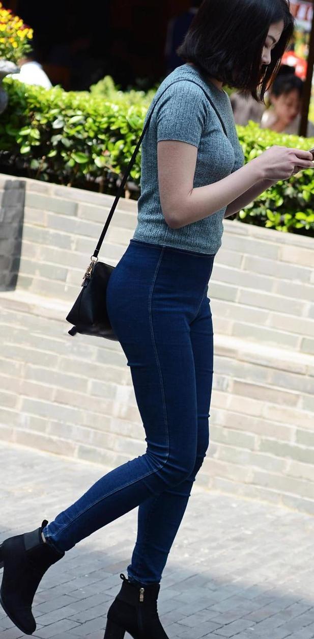 街拍:气质小阿姨牛仔裤穿出丰腴的曲线,漫不经心的样子非常迷人