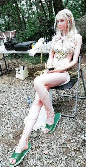 她年仅17岁却酷似精灵，生活照更是美到爆炸，网友：真假难辨！