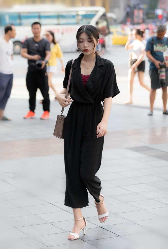 身穿紧身打底裤美女，凸显窈窕好身材，难掩女人味！