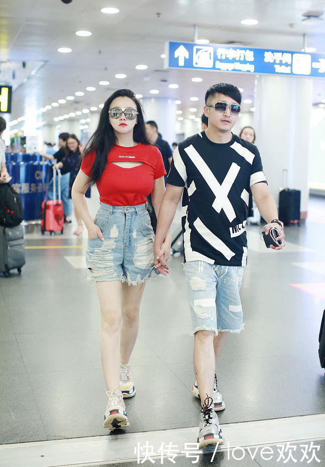 冉莹颖太疯狂了！紧身短袖硬在胸口挖个洞，邹市明都不好意思看了