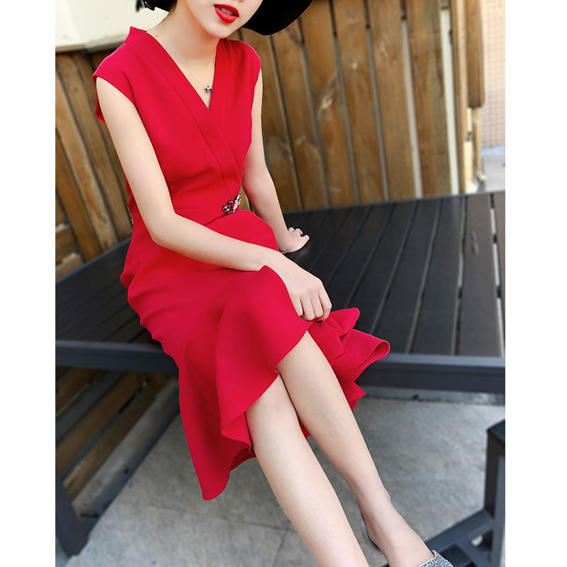 细腿+美鞋!鱼尾“开叉裙”搭“恨天高”风靡一夏，简直迷死人了