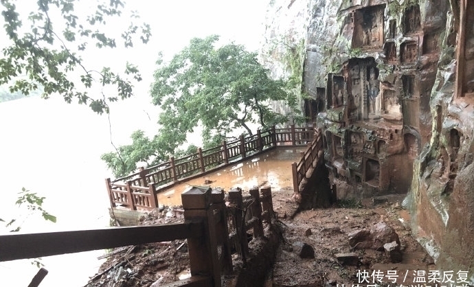 四川乐山暴雨 夹江县千佛岩景区万象亭被山洪冲毁