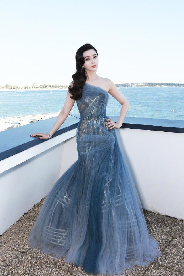 范冰冰与刘雯穿红裙同台比美，范冰冰颜值完胜，却输了在这一点上