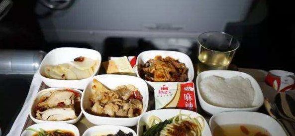 为什么说坐川航要空腹，看到他们的飞机餐，网友：现在还后悔！